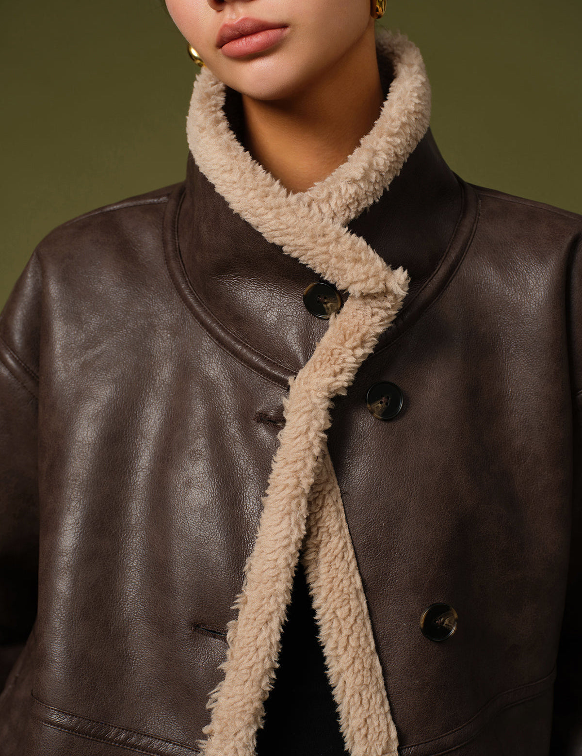 Aviator jacket brown with beige sherpa lining close-up of collar