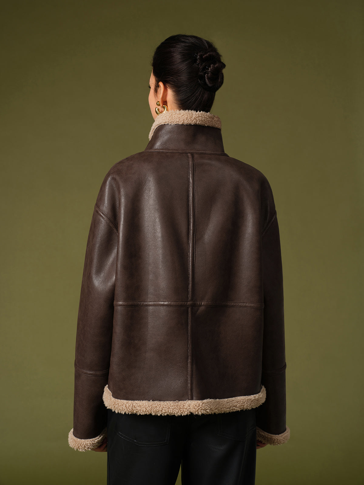 Aviator jacket brown with beige sherpa lining back view