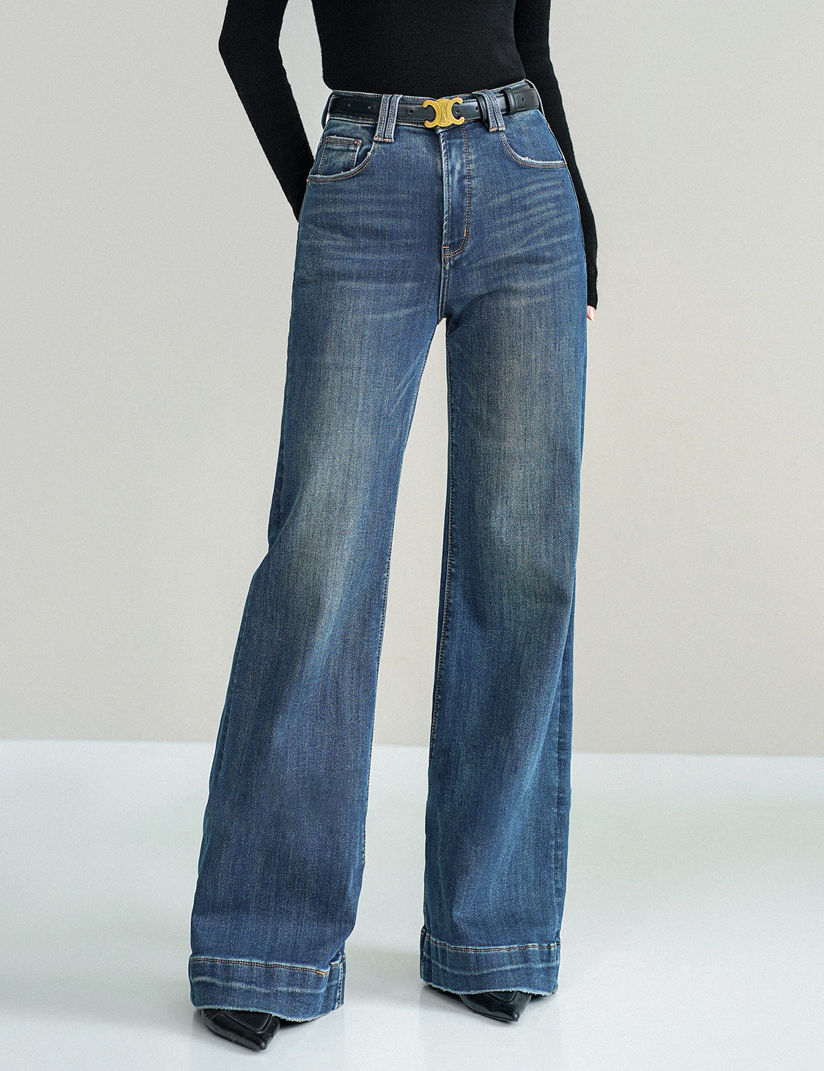 High-waisted wide-leg jeans blue side view