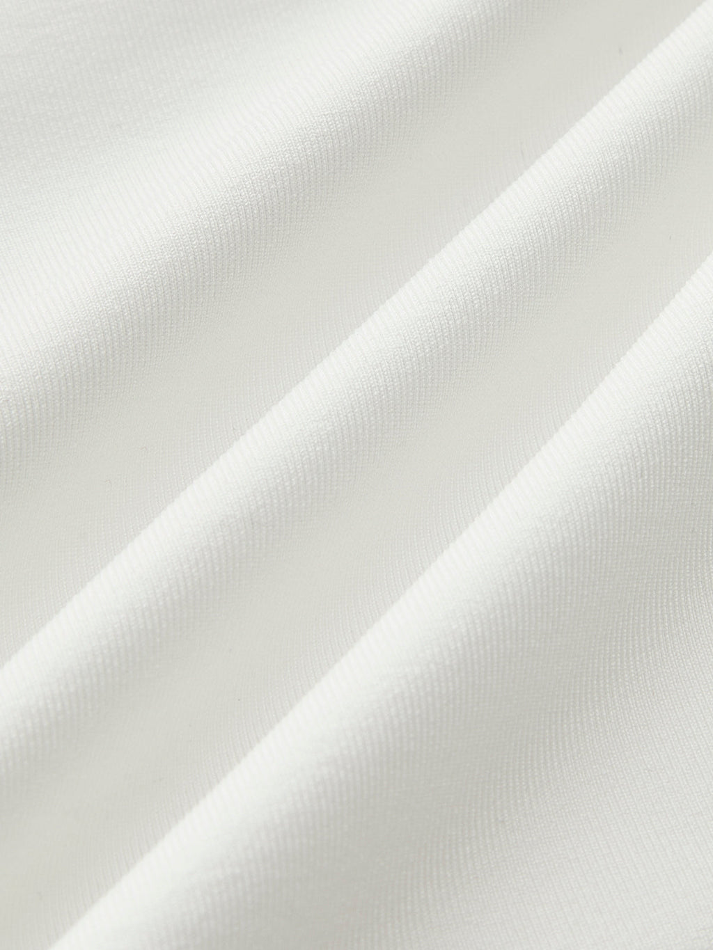 Wit crop top detail shot textieltextuur