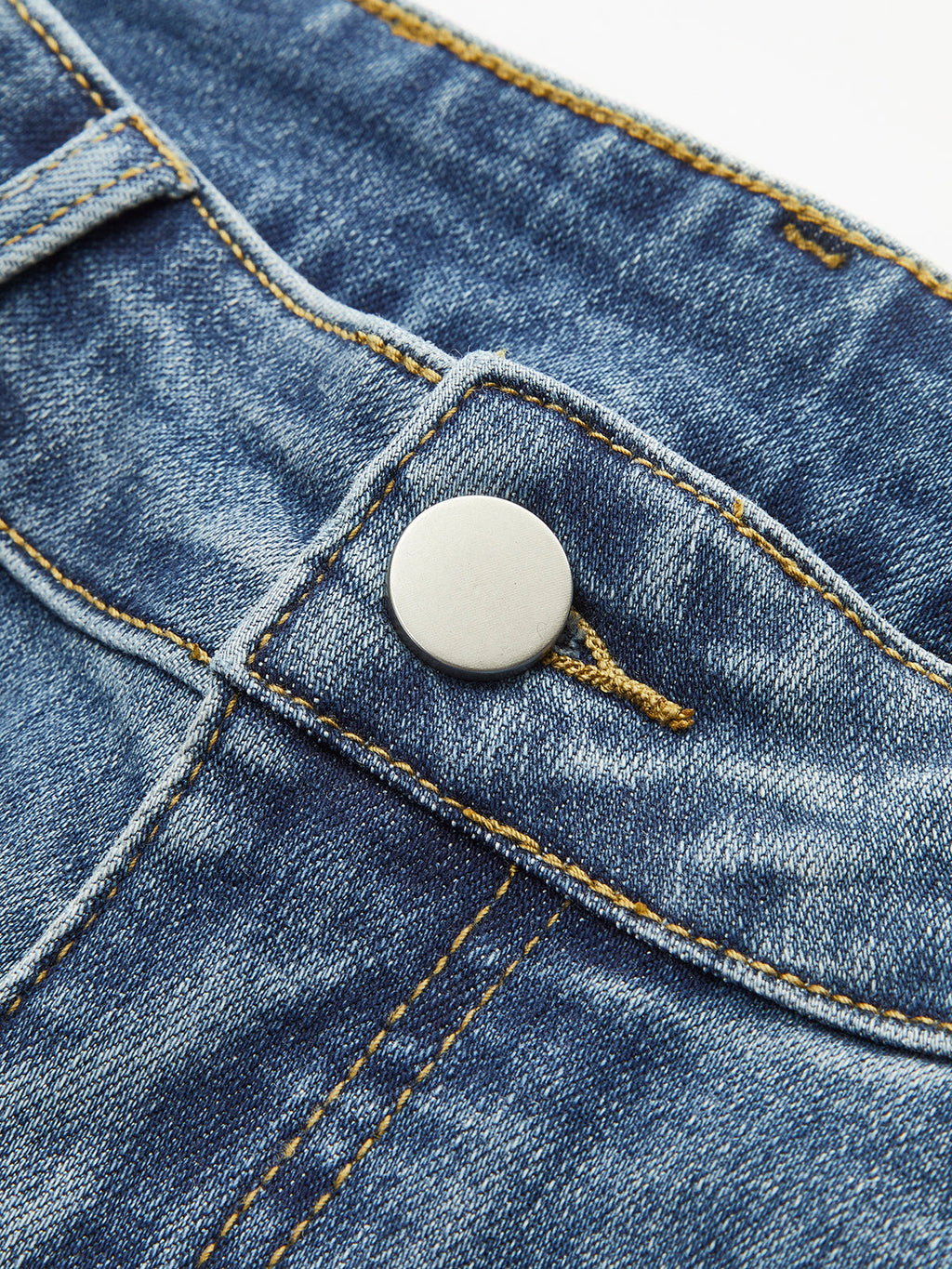 Blauwe jeans met gouden naad en zilveren knoop detail