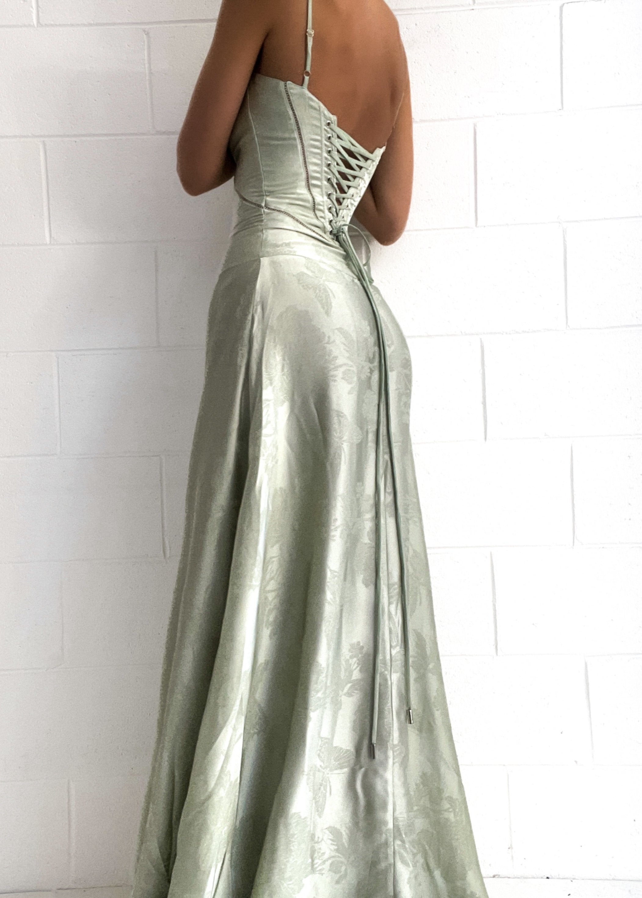 Maxi-jurk pistache groen met bloemenprint en strikdetail rugzijde
