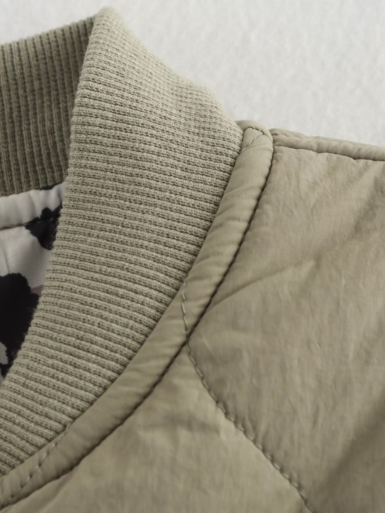 Jas met luipaardprint en textieldetails close-up