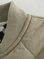 Jas met luipaardprint en textieldetails close-up