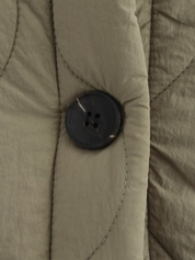 Jas beige met zwarte knop detaillenshot
