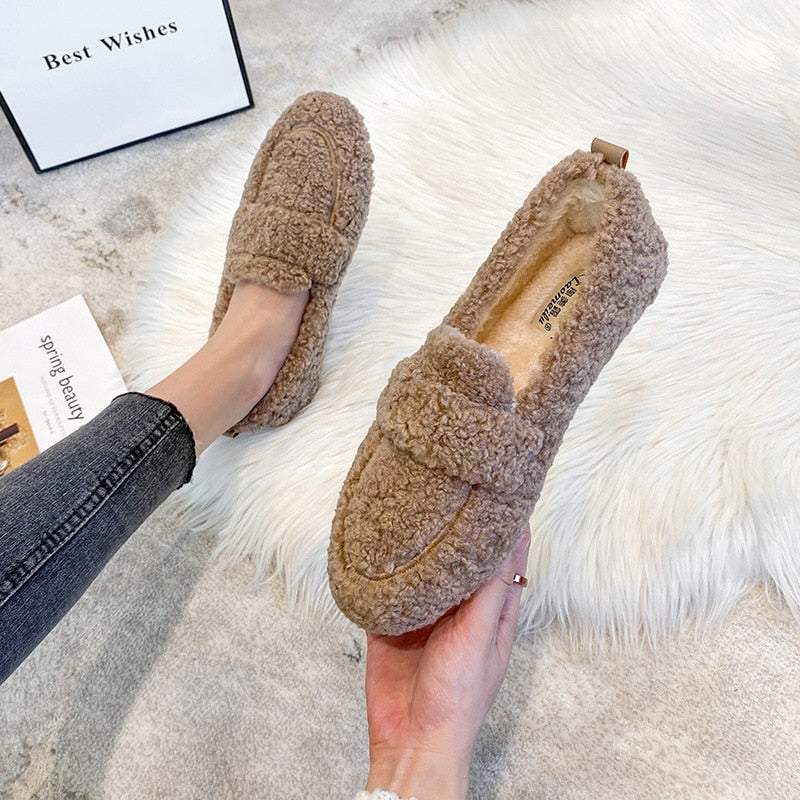Dames pantoffels beige pluche met antislipzool vooraanzicht