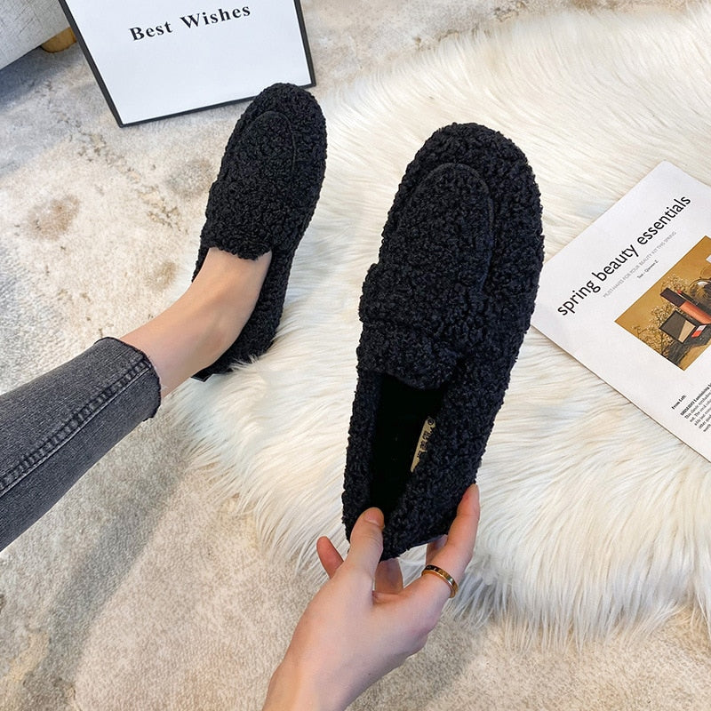 Dames pantoffels zwart pluche met antislipzool close-up