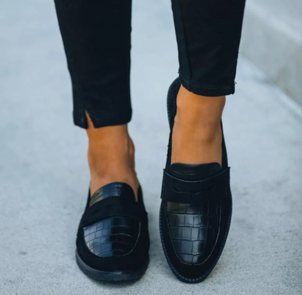 Leren loafers dames zwart met krokodillenprint vooraanzicht