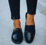 Leren loafers dames zwart met krokodillenprint vooraanzicht