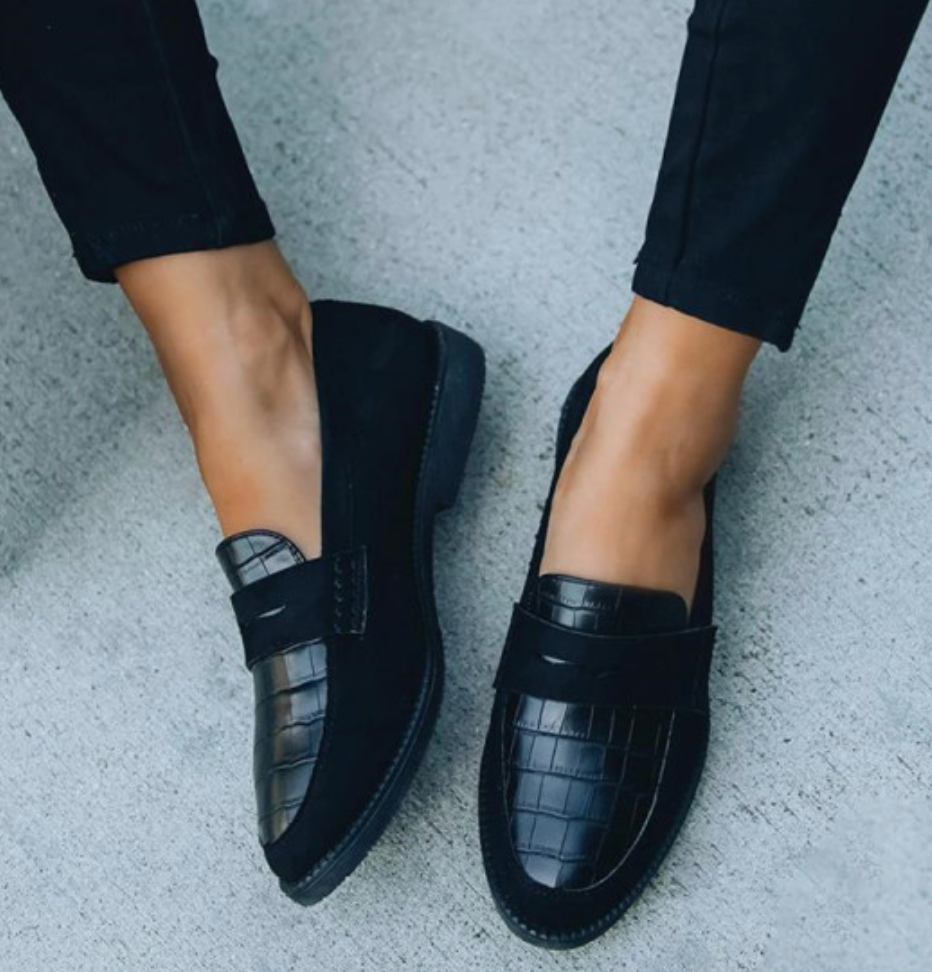 Leren loafers dames zwart met krokodillenprint vooraanzicht