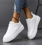 Sneakers witte leren look met dikke zool en lusjes detail shot