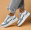 Sneakers wit en grijs met zwarte strepen, zijkant