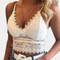 Top met witte kant en V-hals, rugzijde
