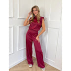 Jumpsuit rood satijn met hoge hals en breed pijpen front view