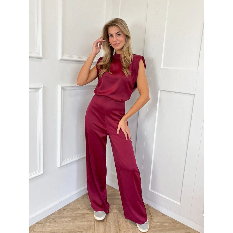 Jumpsuit rood satijn met hoge hals en breed pijpen front view