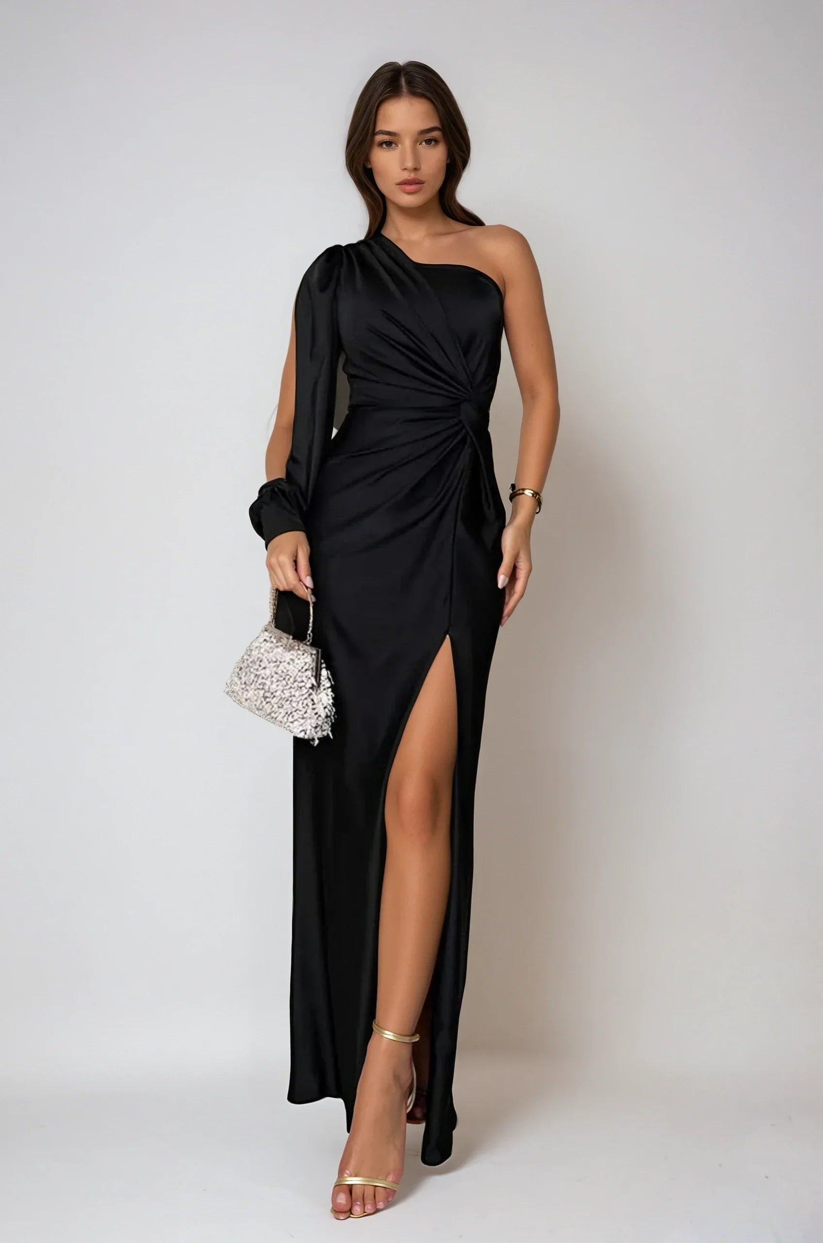 Elegant jurk zwart met split en knoopdetail, front view