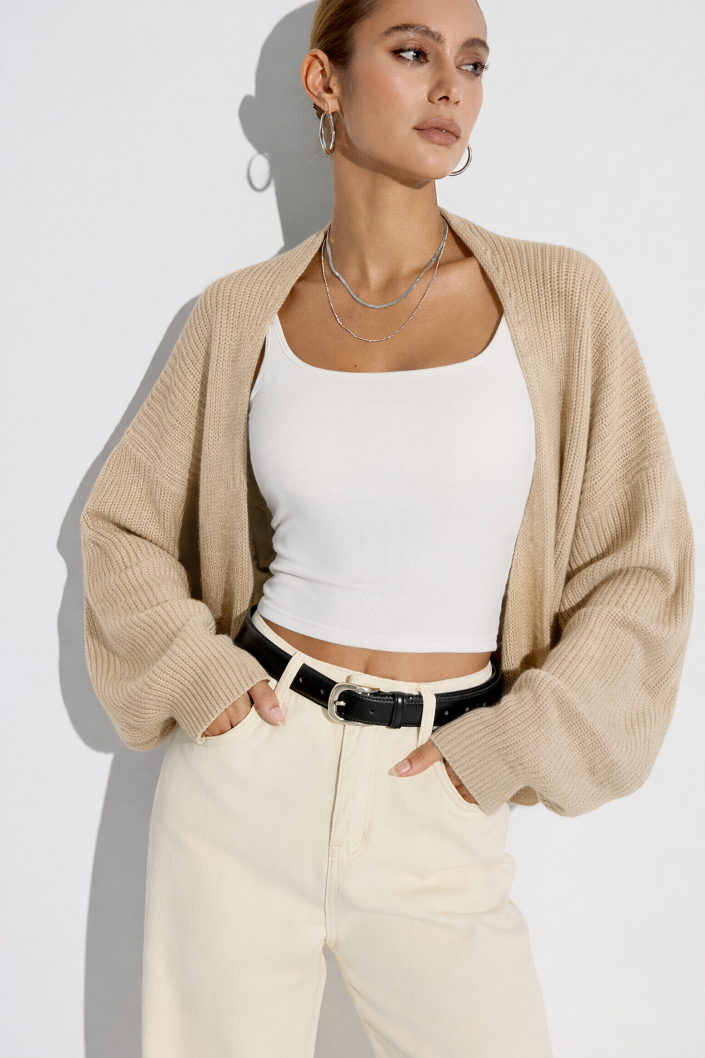 Sweater dames beige open voorzijde model draagt