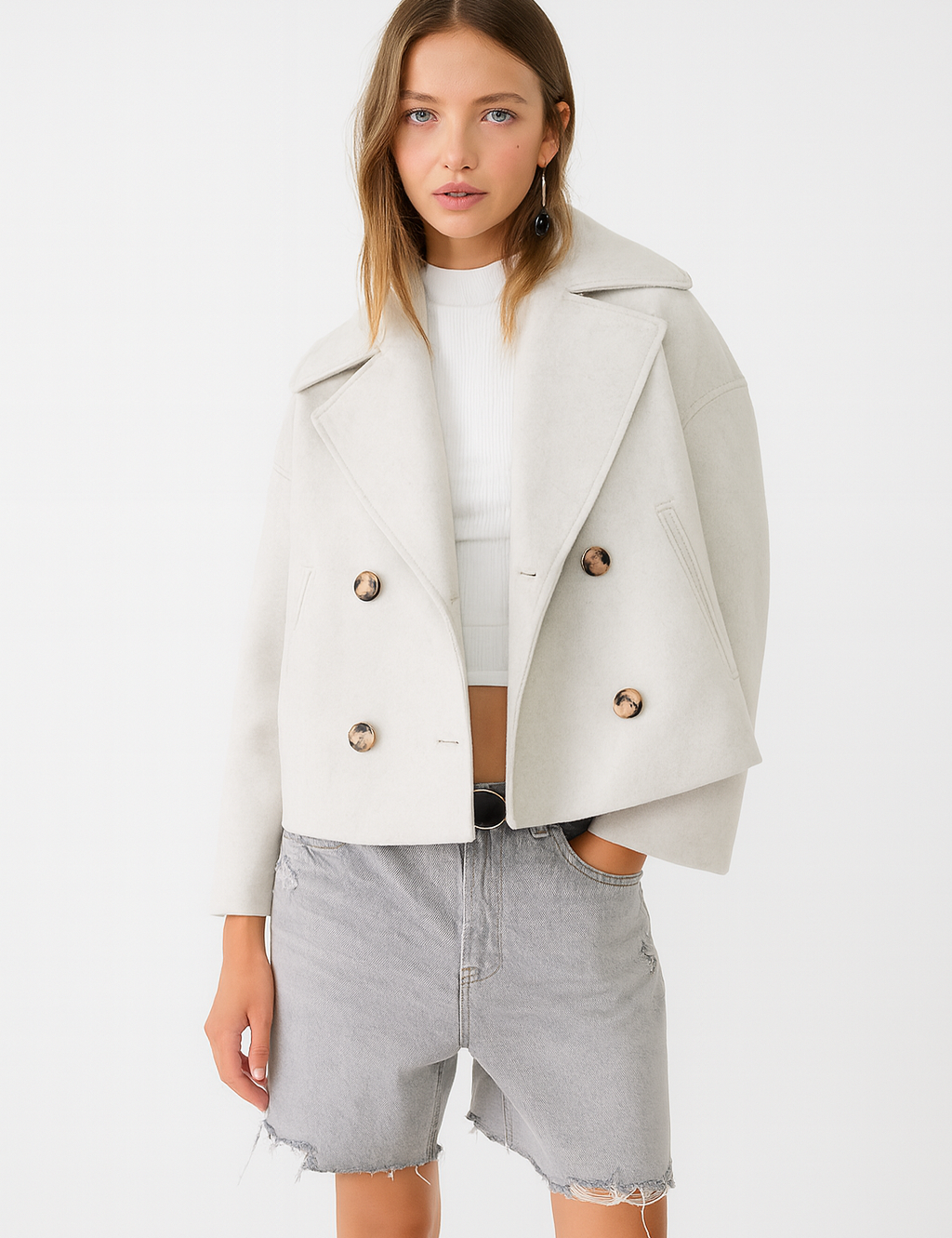 Korte witte jas met dubbele rij knopen front view
