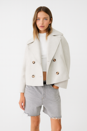 Korte witte jas met dubbele rij knopen front view