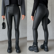 Zwart leerlook jeans strak model achterzijde
