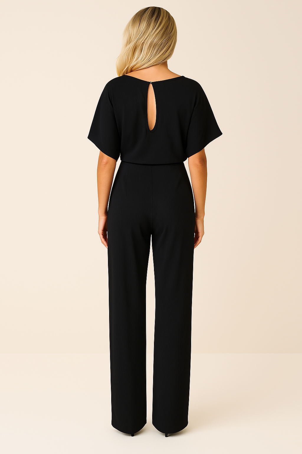 Jumpsuit zwart met open rug en korte mouwen achterzijde
