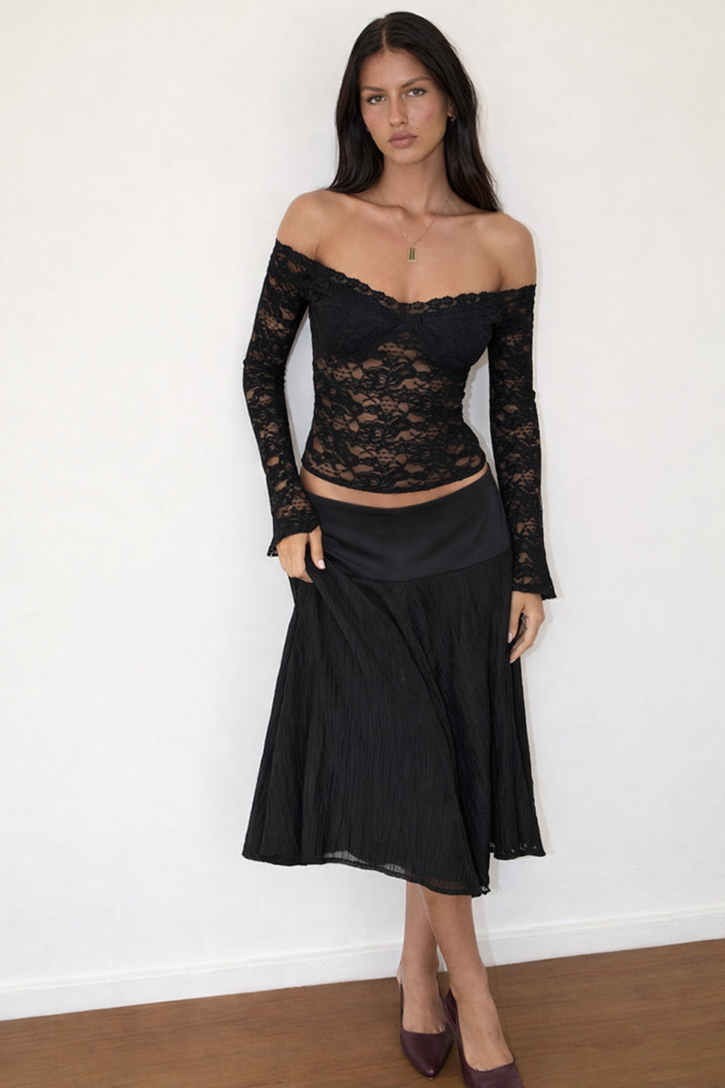 Off-shoulder corset top zwart kant met lange mouwen front view