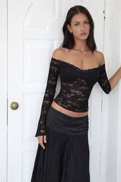 Off-shoulder corset top zwart kant met lange mouwen front view