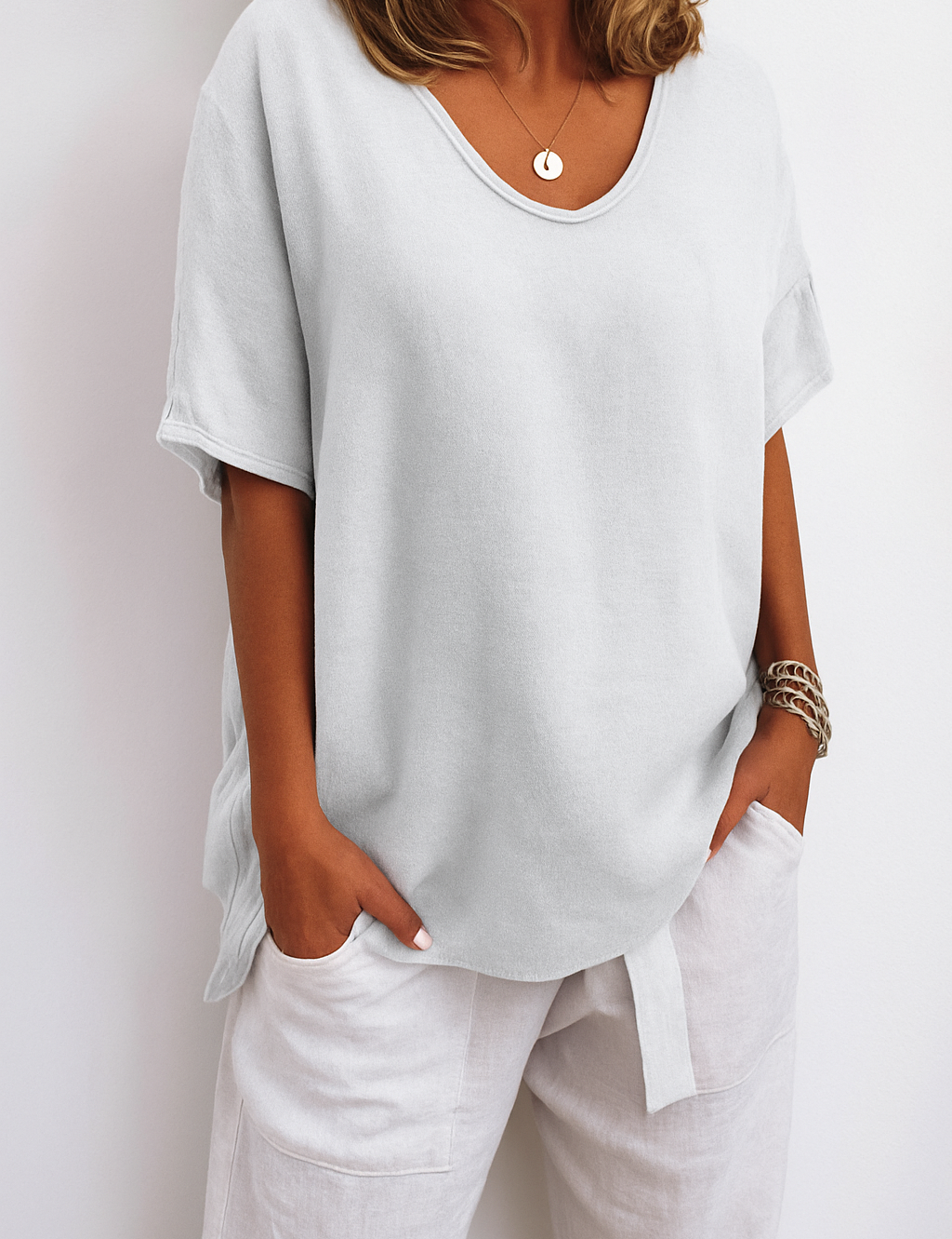 Linnen T-shirt wit met V-hals en losse pasvorm front view