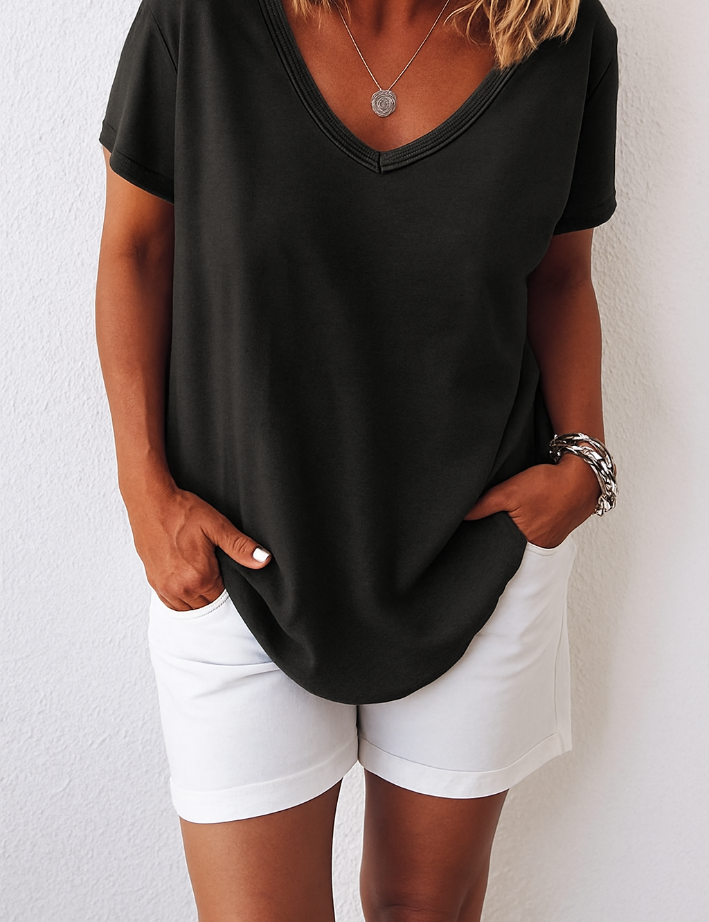 T-shirt zwart met V-hals en korte mouwen, front view