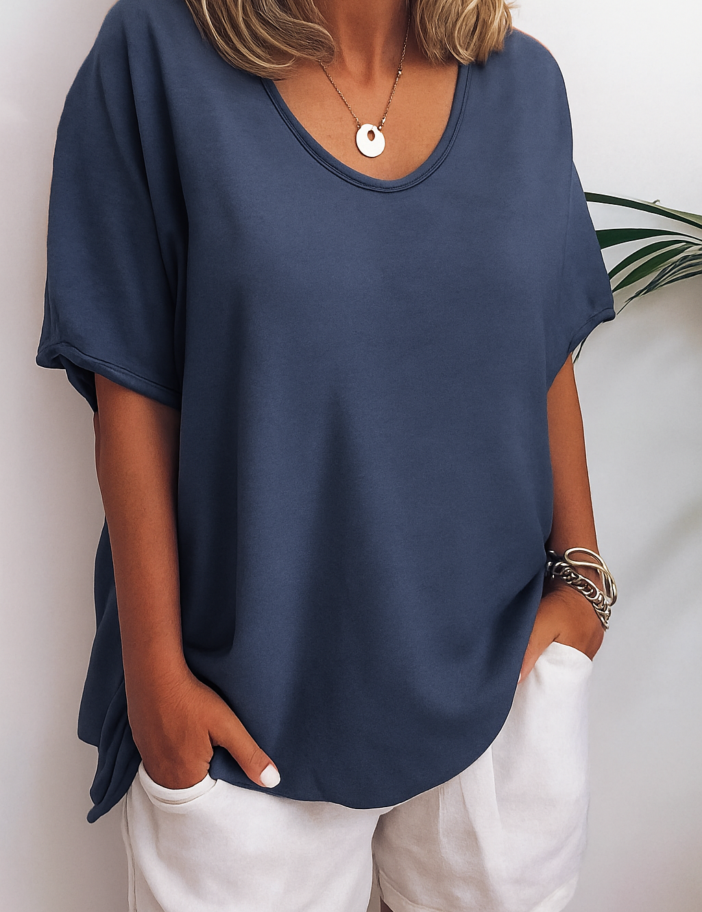 Linnen T-shirt blauw met ronde hals en korte mouwen front view