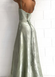 Maxi-jurk pistache groen met bloemenprint en strikdetail rugzijde