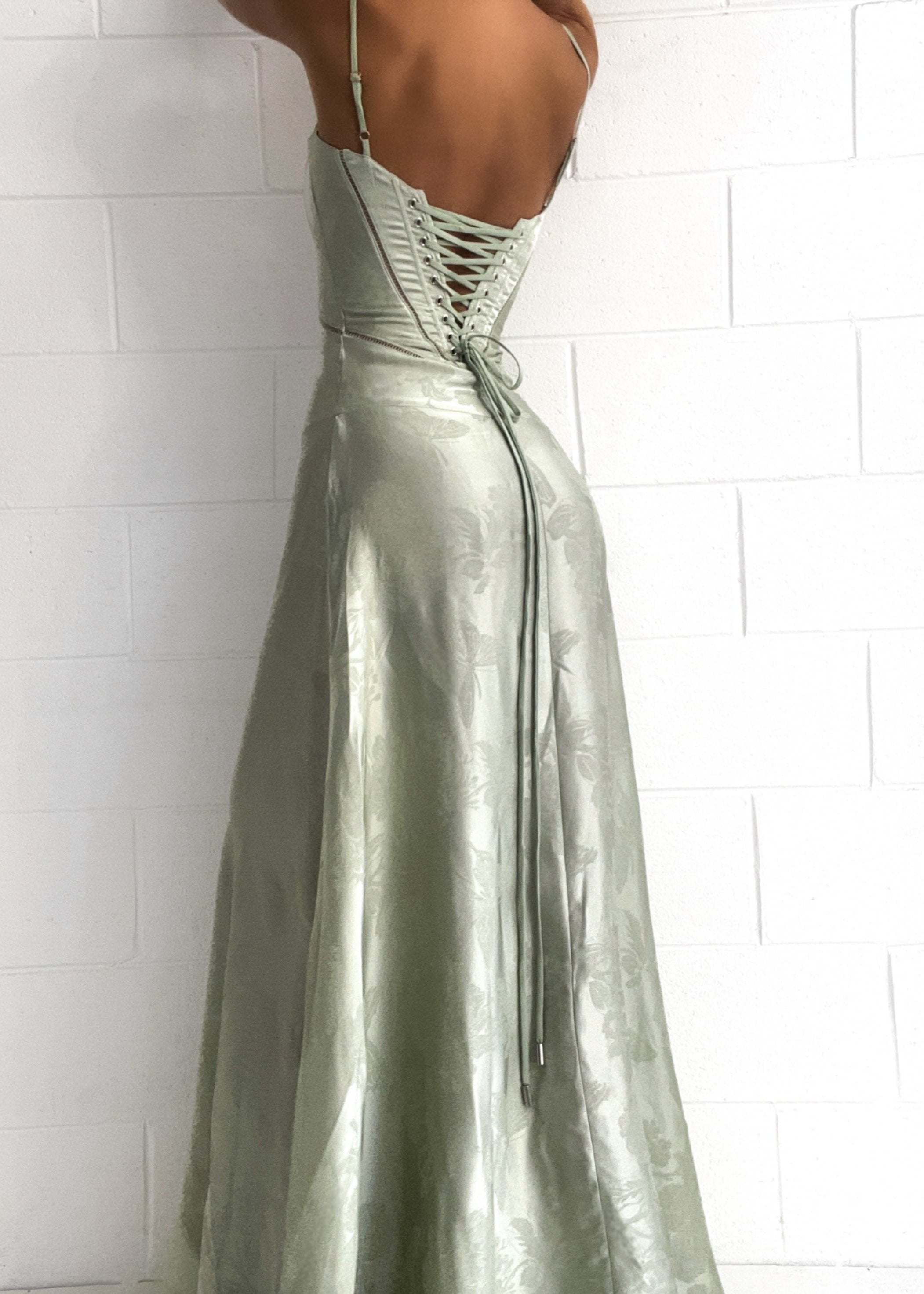 Maxi-jurk pistache groen met bloemenprint en strikdetail rugzijde