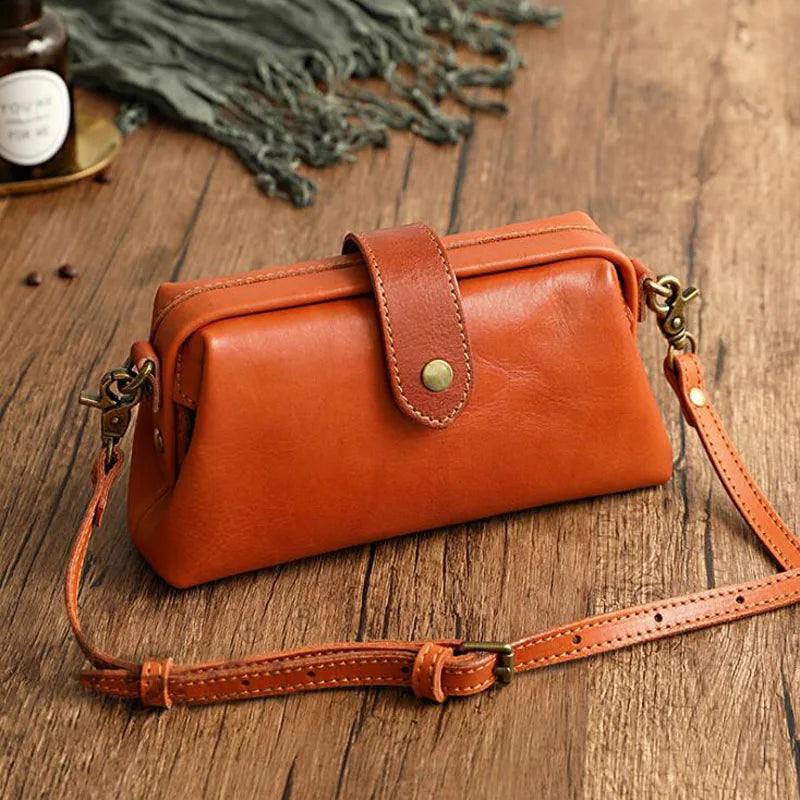 Rode leren schoudertas met riem detail shot