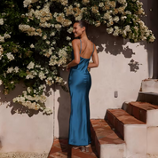 Maxi-jurk satijn blauw open rug achterzijde