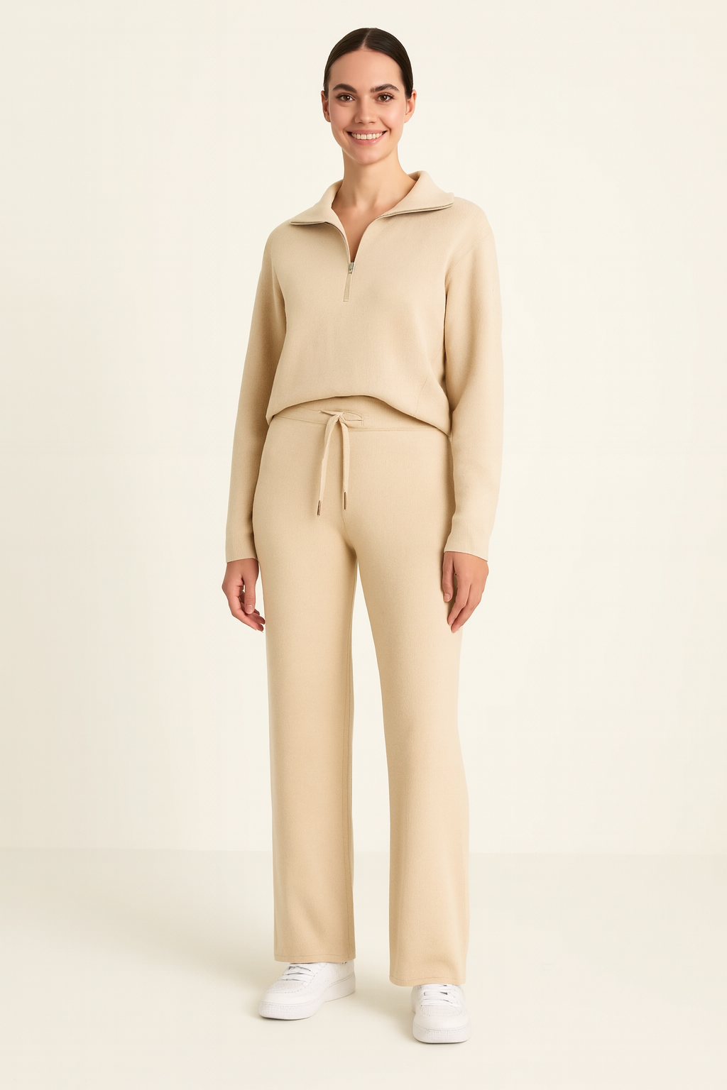 Tweedelige dames loungewear set beige met rits en riem front view