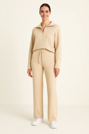 Tweedelige dames loungewear set beige met rits en riem front view
