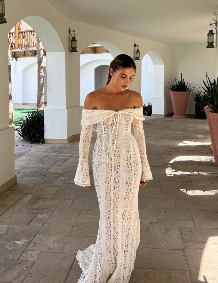 Luxe kanten maxi-jurk wit off-shoulder vooruitschot