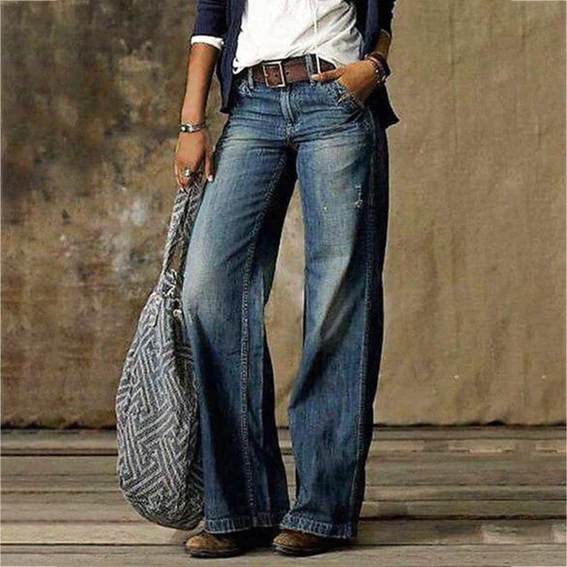 Broek blauw denim flared model zij profiel