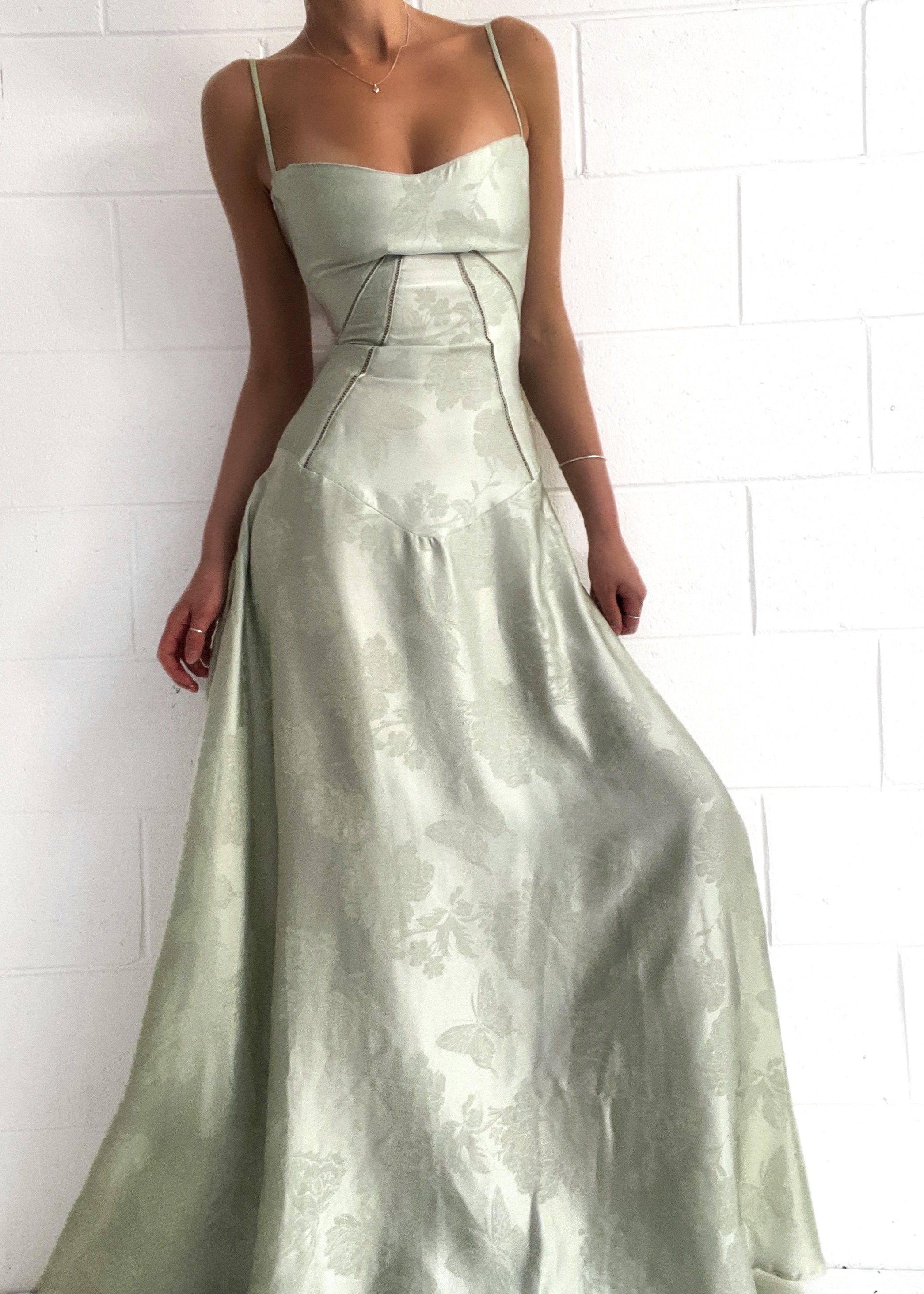 Maxi-jurk pistache groen met bloemenprint en smalle bandjes front view