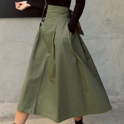 High-waisted skirt with bow detail olive green close-up