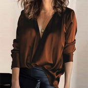 Blouse donkerbruin fluweelachtig stof met V-hals en knoopsluiting front view