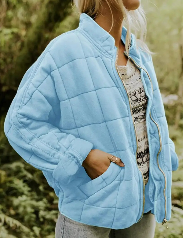 Lichtblauwe tussenjas met blokpatroon en zakken, front view