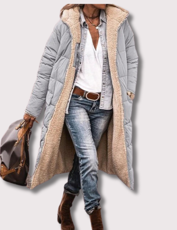 Lange winterjas met bontbinnenzijde en lichtblauwe buitenkant front view