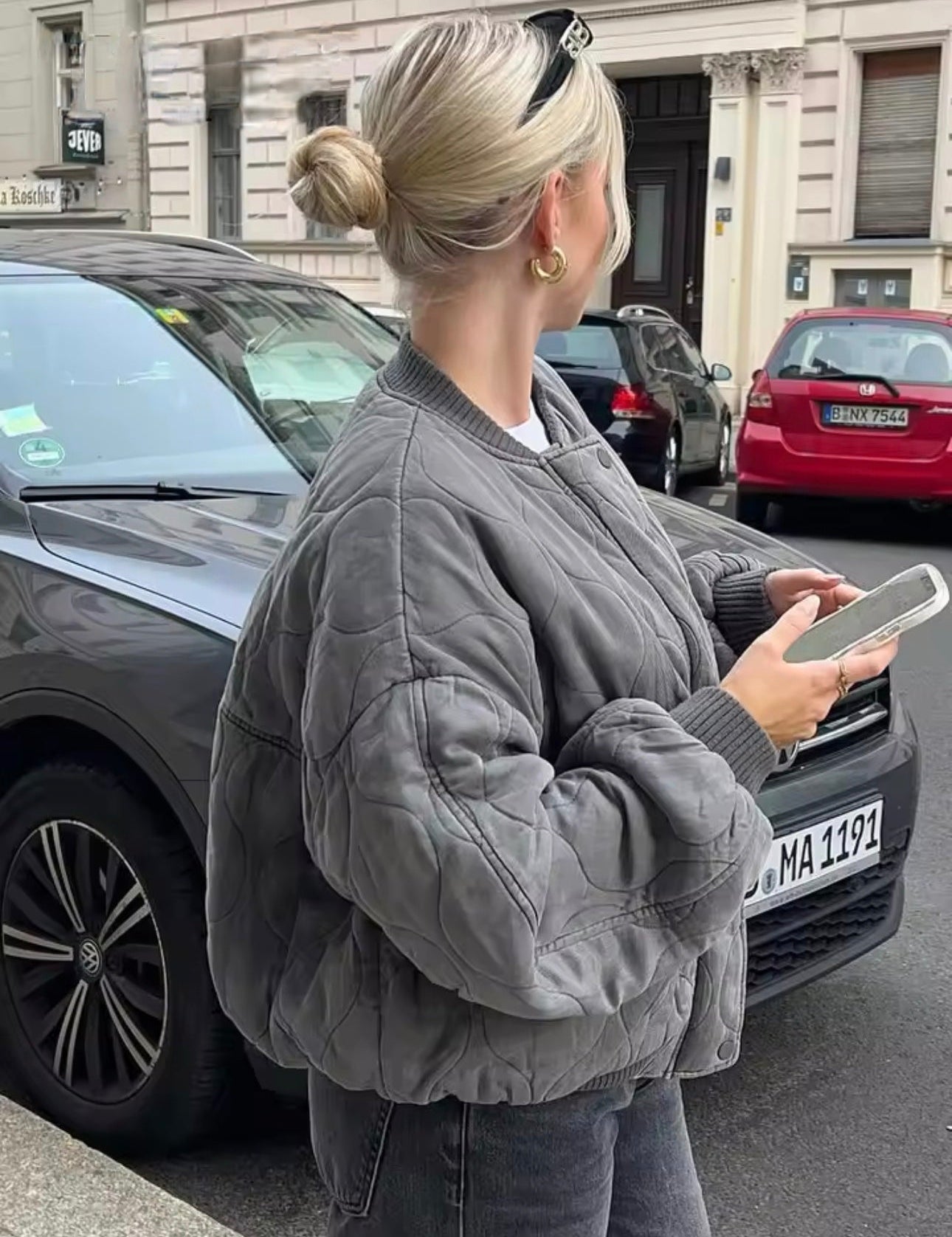 Grijze cropped bomberjack dames zijprofiel