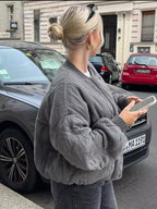 Grijze cropped bomberjack dames zijprofiel