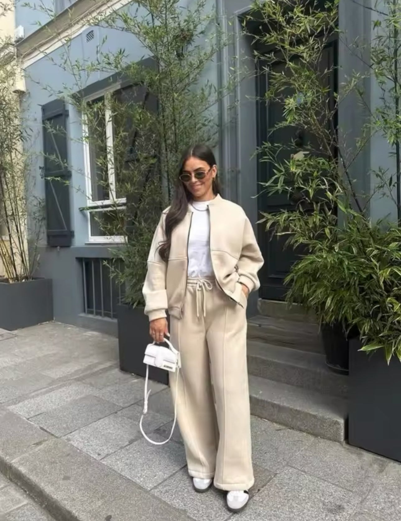 Tweedelig joggingpak dames beige met witte details front view