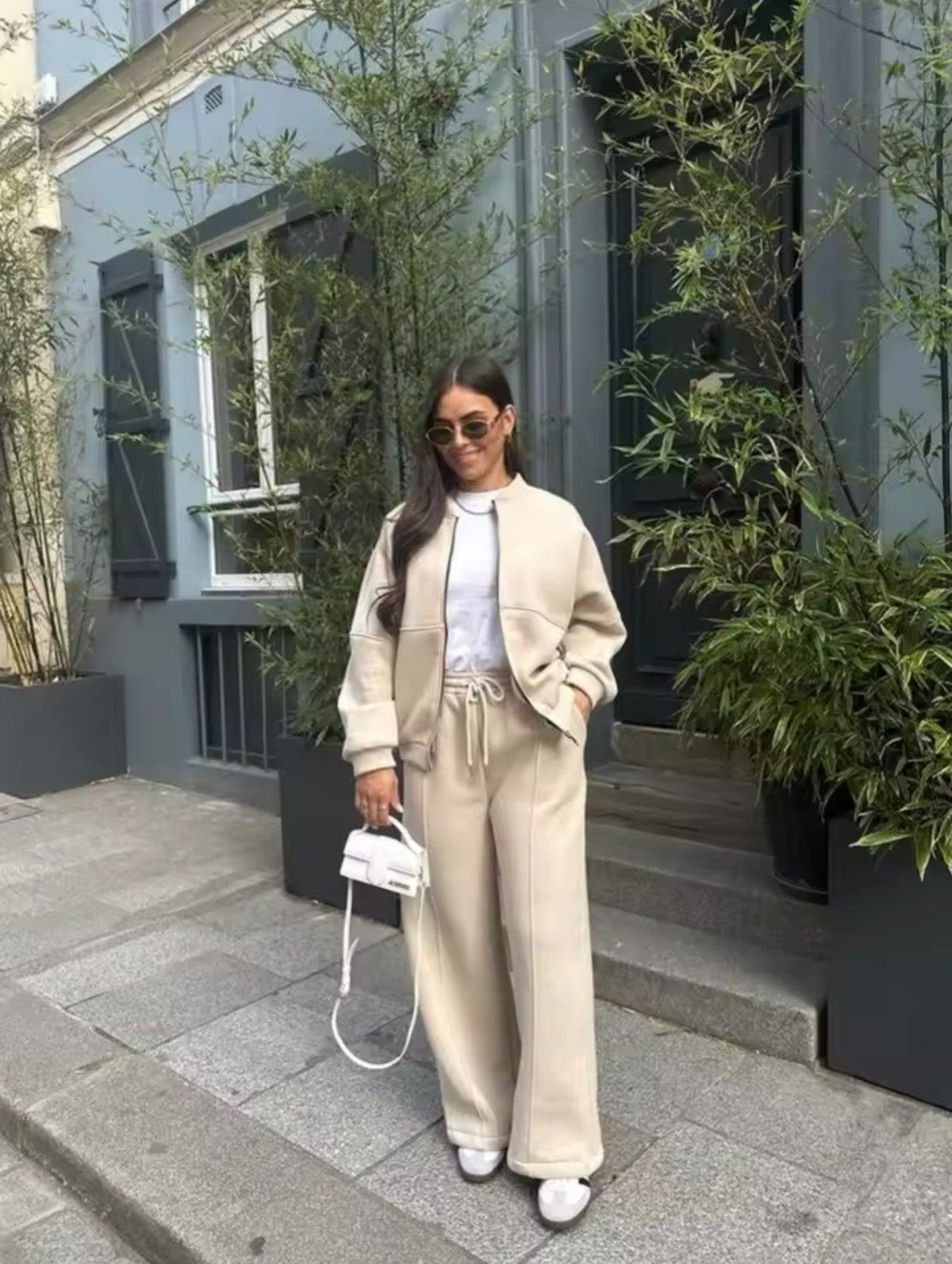 Tweedelig joggingpak dames beige met witte details front view