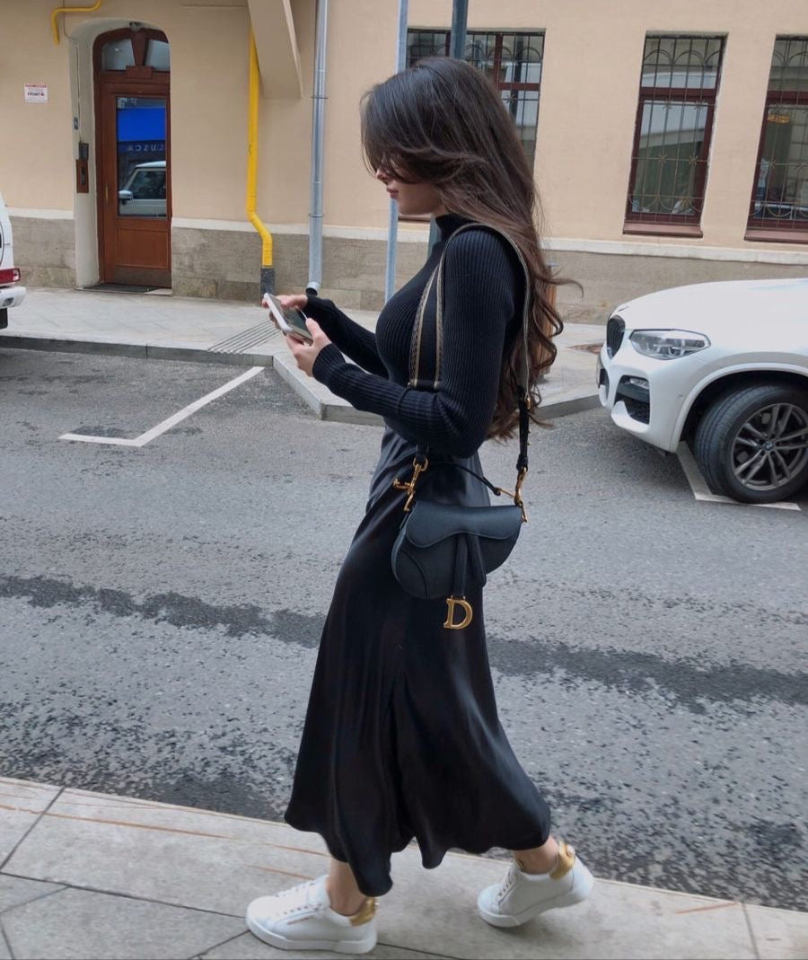 Maxi rok satijn look zwart met subtiel glans model draagende zijprofiel