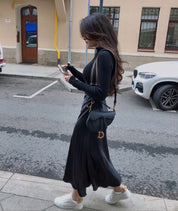 Maxi rok satijn look zwart met subtiel glans model draagende zijprofiel