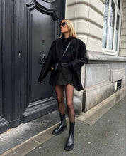 Korte jurk zwart met jasje en laarzen model shot